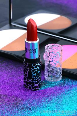 光影藝術下的魅力呈現(xiàn) 上海化妝品產品靜物畫冊與模特拍攝服務解析